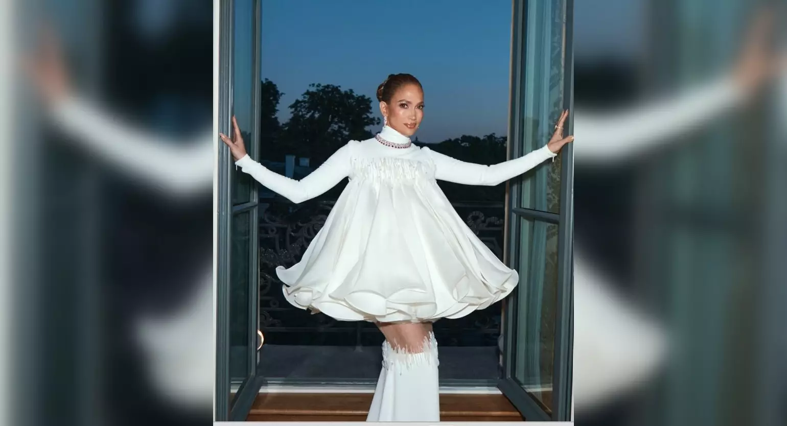 Jennifer Lopez, apariție spectaculoasă la aniversarea ei. Rochia albă cu care vedeta a cucerit Parisul | GALERIE FOTO